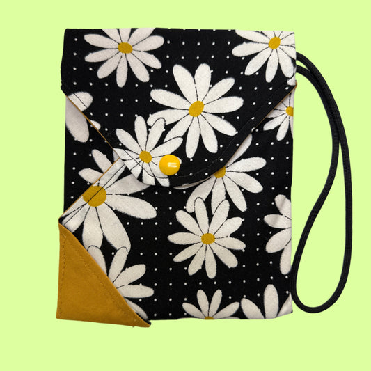 Bag - convenience wristlet - Daisies