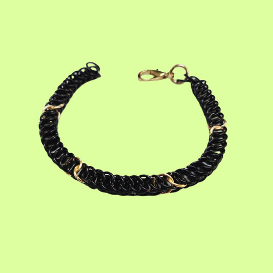 Bracelet - Chainmaille black w gold hints